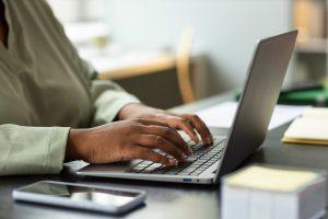 Comment créer un site web professionnel au Cameroun en 2026 (sans se faire arnaquer)