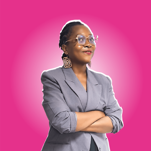 Femme noire (Sandrine TOUA) debout souiante bras croisée et tenue professionnelle sur fond rose